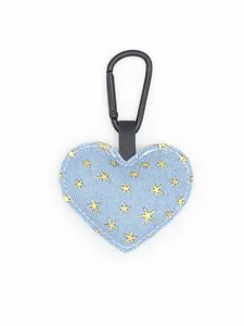 Vista detallada de un llavero de corazón de mezclilla azul claro con estampados de estrellas