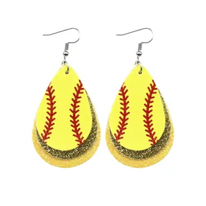 Detailansicht von Lagen-Ohrringen mit Softball-Nähten und Glitzer-Textur