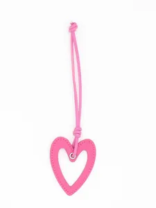 Detaillierte Nahaufnahme des pinkfarbenen Herz-Taschenanhängers aus PU-Leder