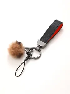 Detailansicht Leder-Schlüsselanhänger mit flauschiger Pelzkugel und Metallring