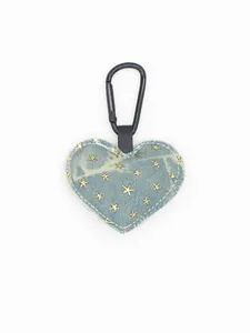 Vista detallada del llavero de corazón de mezclilla con estrellas doradas y mosquetón