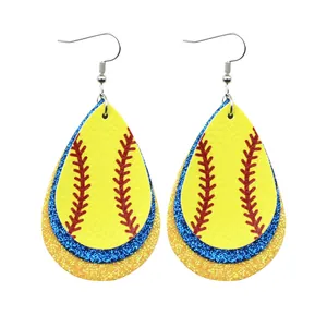 Detaillierte Ansicht der Baseball-Lederohrringe mit Glitzertexturen und Stickerei