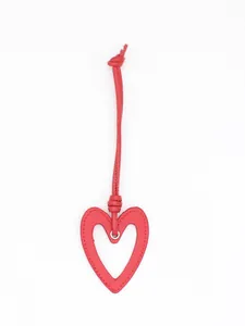 Detailansicht eines minimalistischen roten hohlen Herzanhängers aus PU-Leder für Taschen.