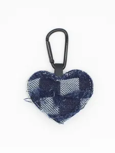 Llavero de corazón de tela vaquera a cuadros azules y blancos con bordes deshilachados