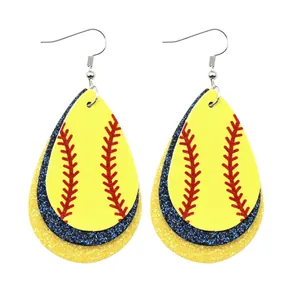 Detailansicht dreilagiger Tropfen-Baseball-Ohrringe mit Glitzer und PU-Leder