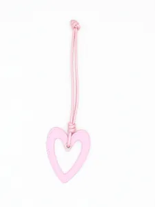 Nahaufnahme eines pinkfarbenen Herz-Taschenanhängers aus PU-Leder mit feinen Nähten