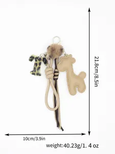 Dettaglio della lettera leopardata Maillard e del ciondolo a giraffa con dimensioni