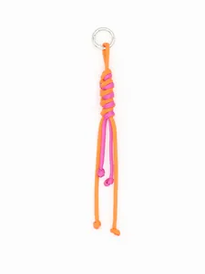 Detailansicht eines handgeflochtenen Schlüsselanhängers in Pink und Orange, hochwertig