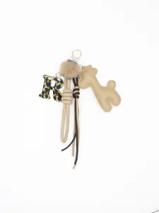 Dettaglio portachiavi con lettera R leopardata e ciondolo borsa giraffa in PU Maillard