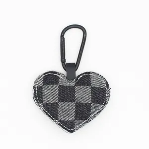 Elegante llavero de corazón de mezclilla a cuadros con mosquetón de metal negro resistente