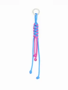 Nahaufnahme eines handgeflochtenen Paracord-Schlüsselanhängers mit Knoten in Pink und Blau