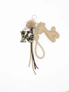 Portachiavi lettera K in acrilico leopardato Maillard con giraffa in PU e pompon di pelliccia