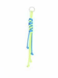 Detail eines handgefertigten Paracord-Schlüsselanhängers in Blau und Neongelb, weiß
