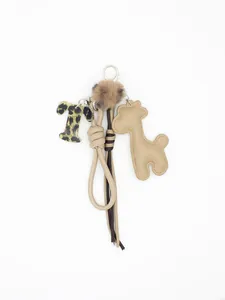 Vista dettagliata del ciondolo per borsa giraffa con stampa leopardata e corda
