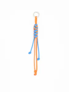 Detailansicht eines handgefertigten Paracord-Schlüsselanhängers in Orange und Blau.
