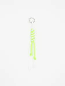 Nahaufnahme eines handgewebten Paracord-Schlüsselanhängers in Neongrün und Weiß.