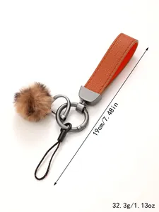 Detailansicht Leder-Schlüsselanhänger mit Plüschpompon und 19cm Maßangabe