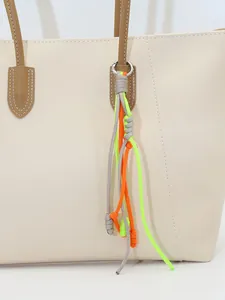 Detailansicht eines handgefertigten böhmischen Taschenanhängers mit Neon-Akzenten
