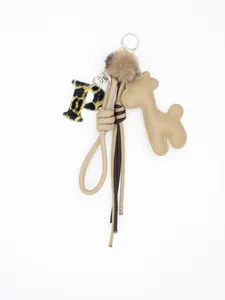 Dettaglio di un ciondolo per borsa con lettera P leopardata e giraffa in pelle PU