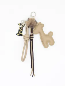 Vista dettagliata del ciondolo per borsa stile Maillard con lettera leopardata e giraffa