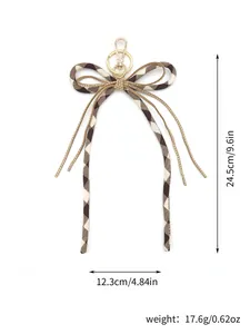 Detaillierte Maßansicht des karierten Schleifenanhängers mit Strass und Goldclip
