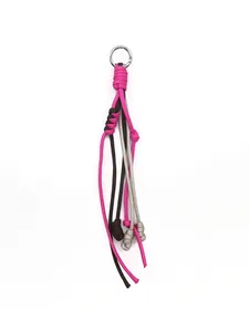 Handgefertigter Boho-Schlüsselanhänger mit rosa, braun und grauen Kordeln
