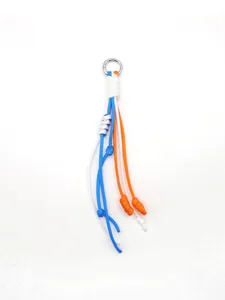 Detailansicht des böhmischen handgewebten Anhängers mit weißen, blauen und orangen Schnüren