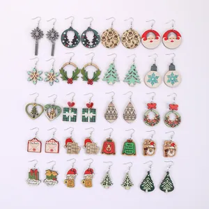 Detailansicht verschiedener hölzerner Weihnachtsohrringe in bunten festlichen Designs