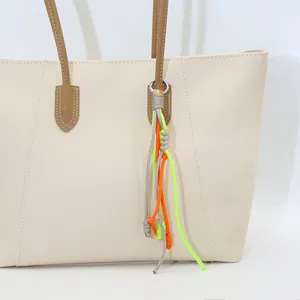 Handgefertigter gewebter Schlüsselanhänger im Boho-Stil für Taschen an beigem Shopper