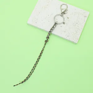 Handgefertigter geflochtener Schlüsselanhänger aus Paracord mit Silberkette und Metallclip
