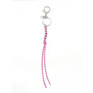 Handgefertigter rosa geflochtener Taschenanhänger mit silbernem Karabinerverschluss