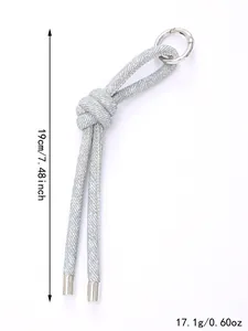 Dettaglio del portachiavi in denim intrecciato con lunghezza 19 cm e peso 17,1 g