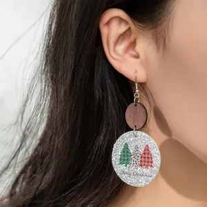 Detailaufnahme von Weihnachts-Lederohrringen mit Glitzer und festlichen Baummustern
