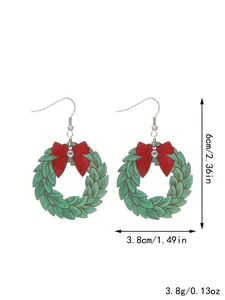 Detailansicht der festlichen Weihnachtskranz-Holzohrringe mit roter Schleife und Maßen.