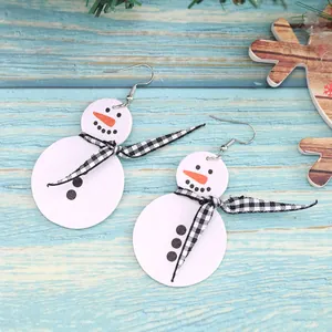 Süße handgefertigte Weihnachts-Schneemann-Ohrhänger aus Leder mit kariertem Stoffschal