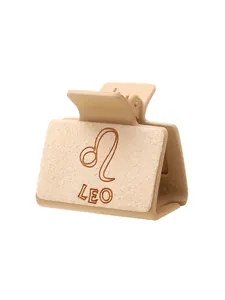Detailweergave van een beige Leo haarklem met een gegraveerde microvezel patch