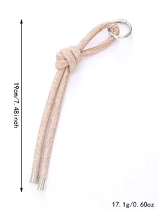 Dettaglio del cinturino portachiavi in denim intrecciato con lunghezza 19cm e peso 17,1g