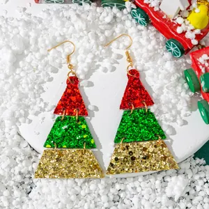 Detaillierte Nahaufnahme von glitzernden Weihnachtsbaum-Ohrringen auf weißem Schnee