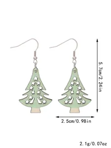Detaillierte Ansicht der Abmessungen dieser grünen hölzernen Weihnachtsbaum-Ohrringe.