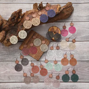 Vista dettagliata di orecchini bohémien multicolore in legno e pelle traforati