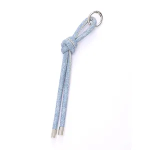 Cinturino portachiavi in denim blu chiaro intrecciato con anello e cappucci in metallo argento