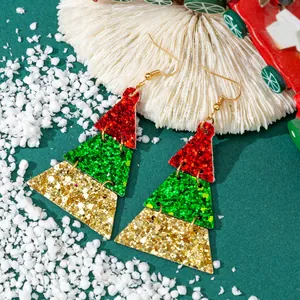 Detailaufnahme von glitzernden Tannenbaum-Ohrringen aus Leder in Rot, Grün und Gold.