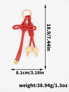Detalle que muestra dimensiones y peso de un llavero de nudo trenzado en cuero PU rojo.