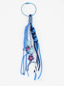 Makrodetail eines handgefertigten blauen Seil-Schlüsselanhängers mit Blumen
