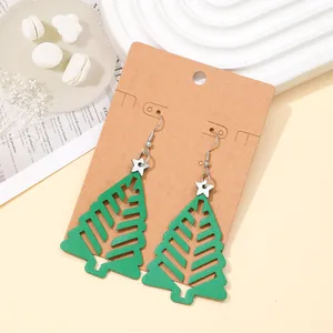 Detailansicht der grünen Leder-Ohrringe im Tannenbaum-Design mit kleinen Sternen.