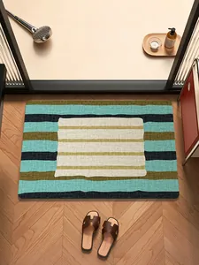 Dettaglio del tappeto da bagno in terra di diatomee a strisce vintage antiscivolo