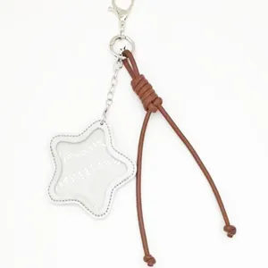 Luxe PU-lederen ster-kaarthouder hanger sleutelhanger met bruin gevlochten touw detail