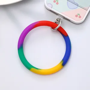 Dettaglio macro che mostra un cinturino in silicone arcobaleno fissato a una custodia