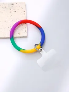 Macro vista di un cinturino in silicone arcobaleno per telefono con anello e linguetta