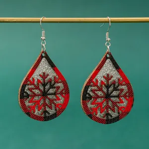 Detailansicht der Tropfenohrringe aus Leder mit rot-schwarzem Karo und Glitzerschneeflocke.